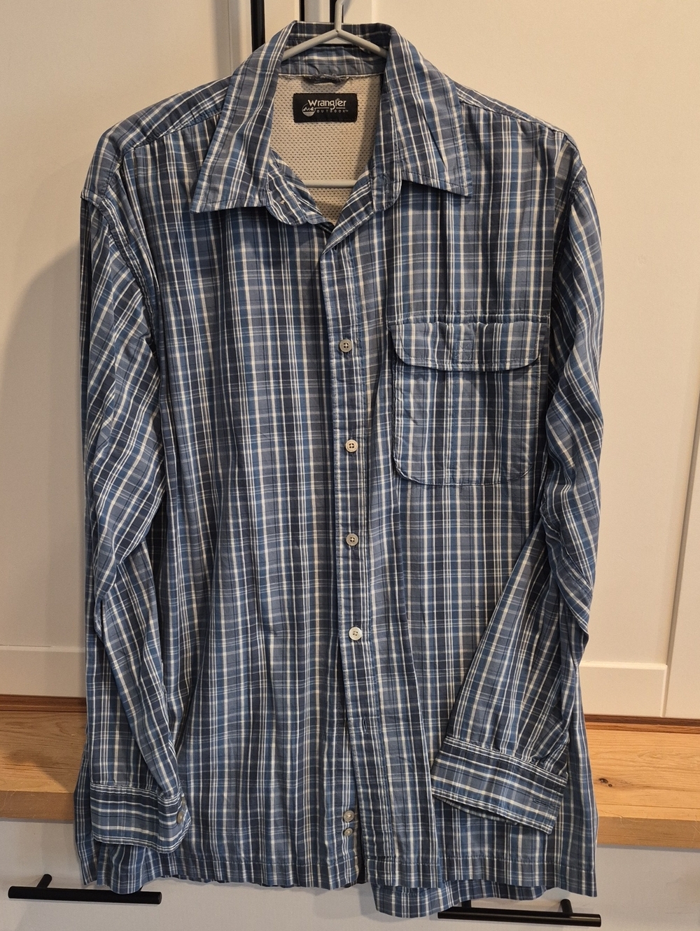 💙 Wrangler Men’s Blue & White Plaid Button-Down Shirt